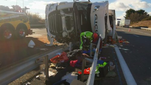 Fallece el conductor de un camión al volcar sobre la  A9 Mèze