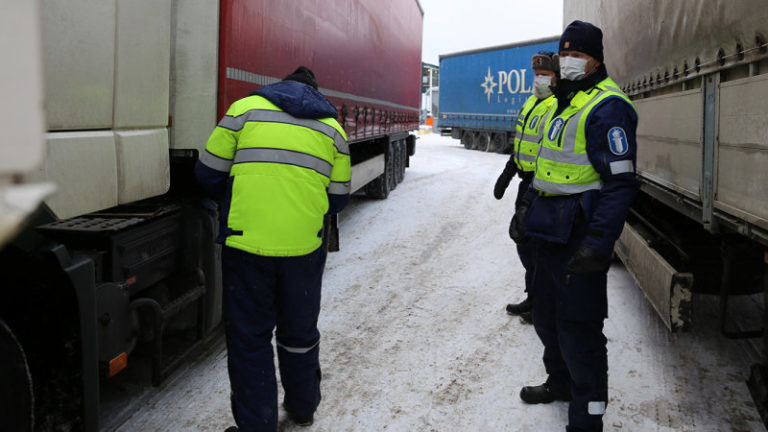 Finlandia polizia stradale controlla camion neve 768x432 1