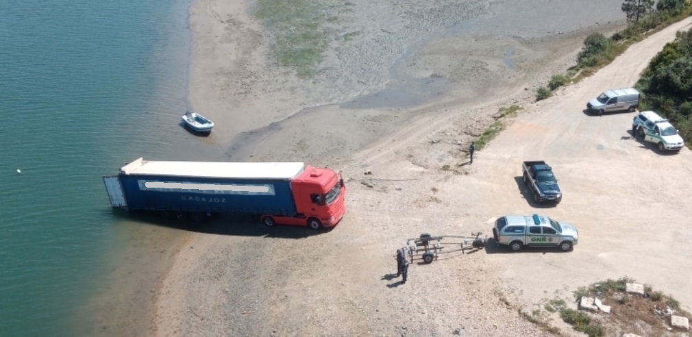 Hallan un camión español atascado en el río Mira, al lado de una lancha rápida 1 174509194 2467913953416121 7821447917457026381 n
