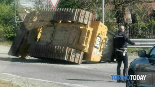 Camión pierde una pesada Oruga Bulldozer en movimiento, en medio de una rotonda en Settimo“ 3 Settimo perdita mezzo edile strada Cebrosa 13 4 21 1 2