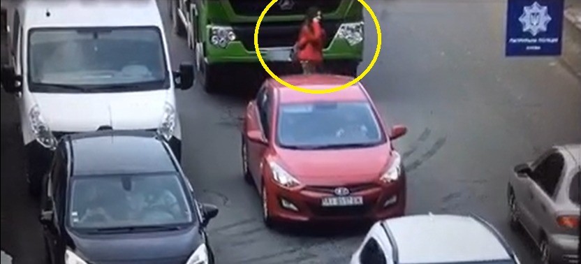 Una mujer es atropellada por un camión tras ir hablando distraída con el móvil 1 e88355bd 9809 469a b459 e78700206a20