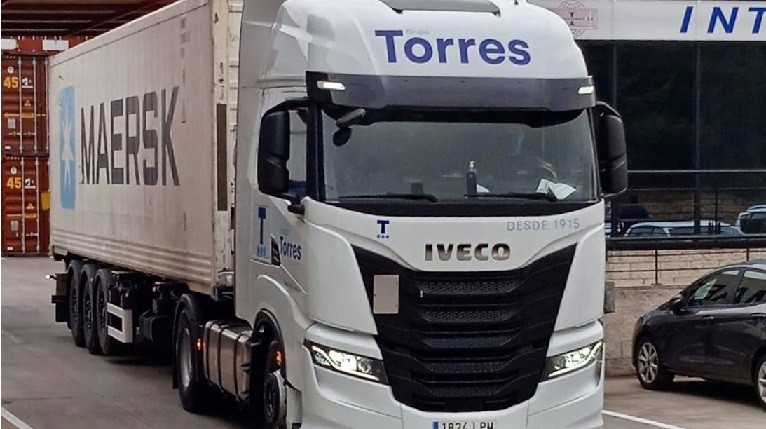 Grupo Torres, dos chóferes tráiler transporte contenedores puerto de Barcelona. - Transporte Profesional