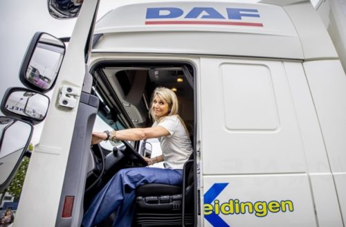 La Reina Máxima de Holanda sorprendida conduciendo un camión. 5 217139599 2541677549373094 3049528391998588934 n