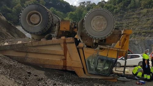 Muere un camionero al volcar el camión que descargaba junto a las canteras en en Igantzi 4 2021090815582271745