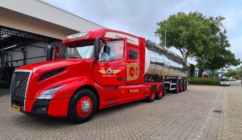 La empresa Den Hartogh Logistics, se regala un Volvo VNL 750 por su 100 cumpleaños 5 E eLENVQAAp5YI