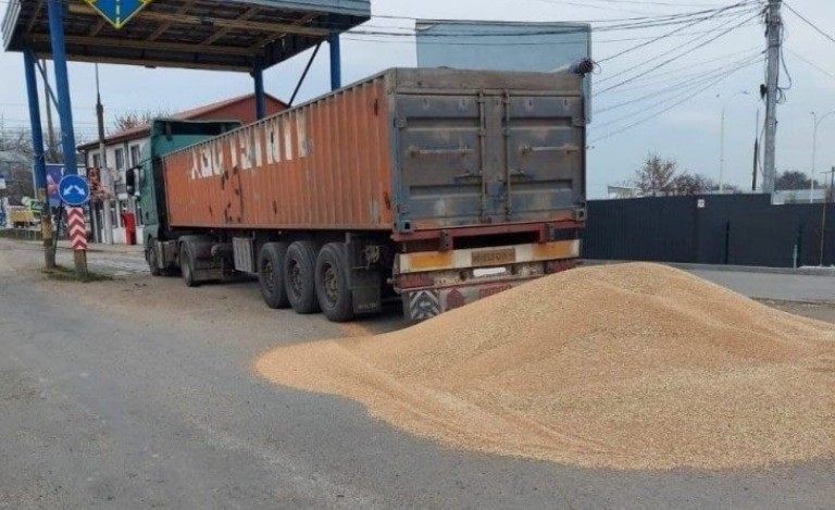 Un camionero derrama el grano frente la policía para evitar la bascula. 3 f75cf677 dd33 410c 89a6 e1ce08738985