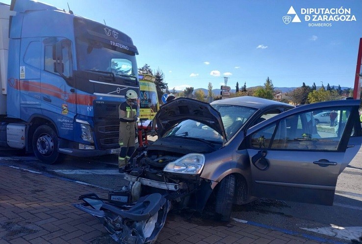 fallece una mujer tras colisionar un camion y un coche en carinena accidente carinena 1536x1175 1
