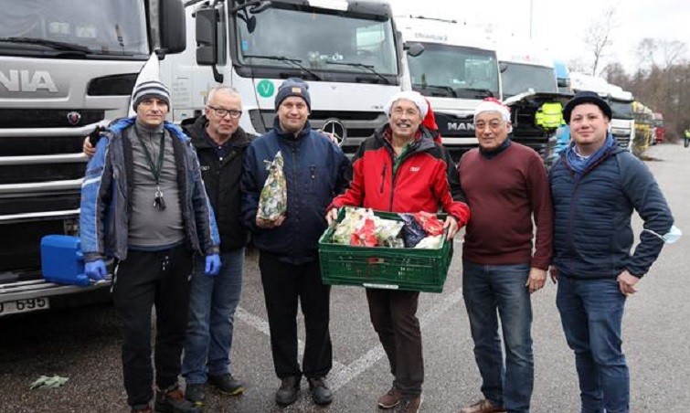 Reparten 430 paquetes navideños a camioneros bloqueados en noche buena por las prohibiciones. 3 Geschenke fur LKW Fahrer 1