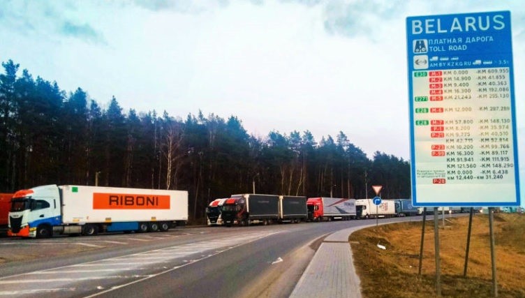 Riboni camion confine Bielorussia Russia fila 768x432 1