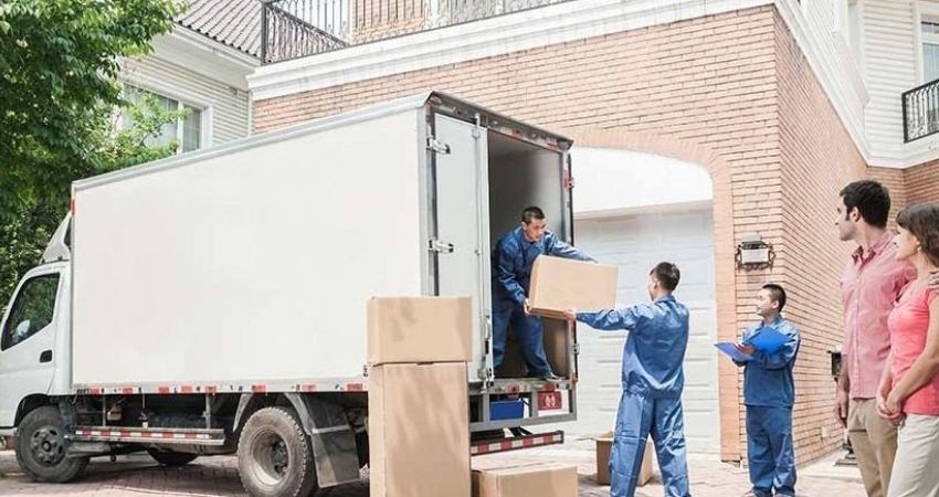 ¿Cómo transportar cajas de cartón en una mudanza?