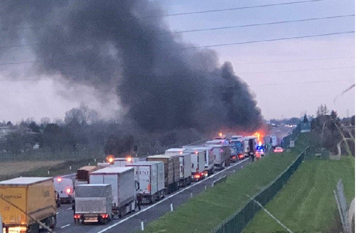 camion fiamme a 14