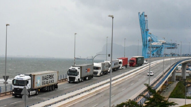 camiones contenedores esperan Puerto