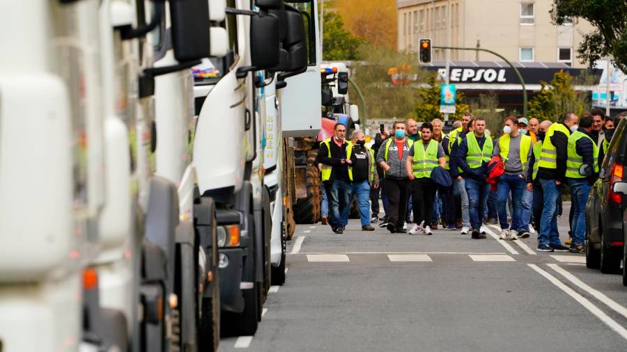 europapress 4316352 transportistas participan segundo dia huelga indefinida transporte mercancias 422 5148200 2