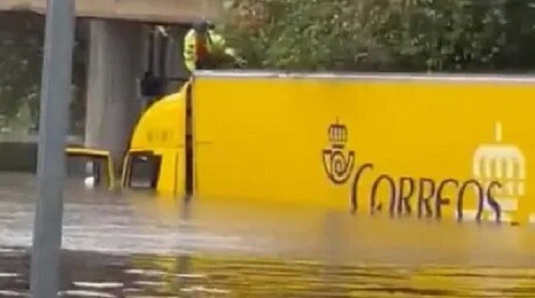 camion correos inundado madrid soymotor.jpg