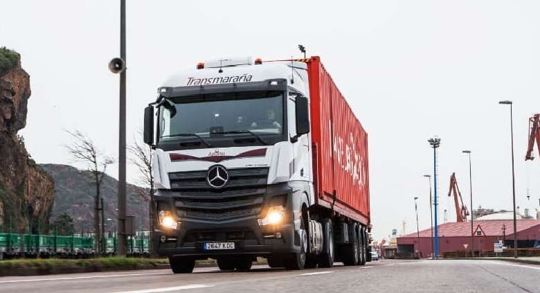 making container transport profitable actros and roadefficency are the solution 940 03 1