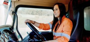 ¿Cómo tu empresa transportista puede atraer y retener a las mujeres camioneras?
