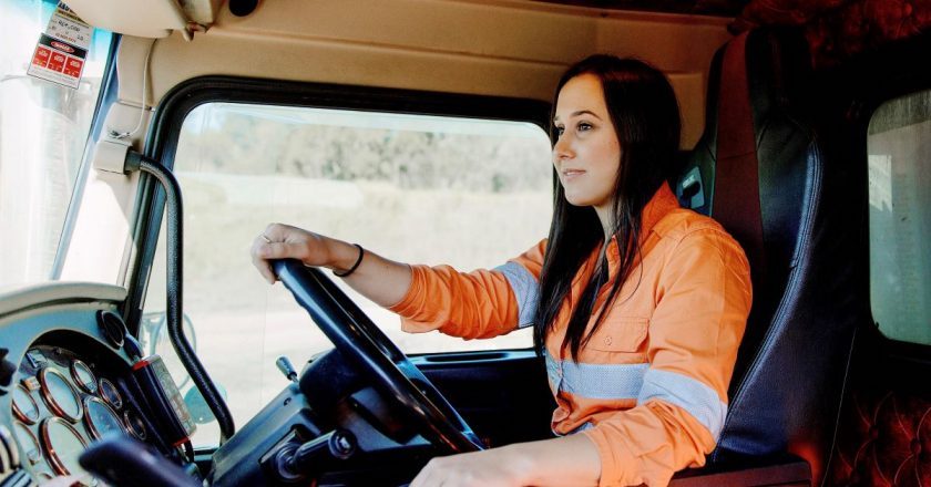 ¿Como tu empresa transportista puede atraer y retener a las mujeres camioneras