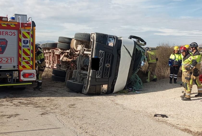 Fallece el conductor de un camión, tras volcar en Molina de Segura 1 Ghvyp11XoAA0jt6 1
