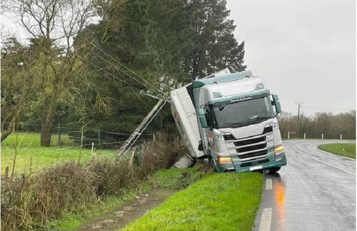 Un camión de autoescuela choca contra una torre de 20.000 voltios y deja sin luz 300 hogares 1 MjAyNTAxOTg5NDA1M2JmYjFlNmMzOGI5OTcyNmMxZmNhODJkOWU 1