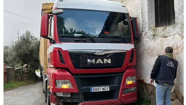 Una grúa pesada no logra sacar un camión español “atascado” en zona rural de Portalegre 1 WhatsApp Image 2025 01 09 at 10.35.42 1 1