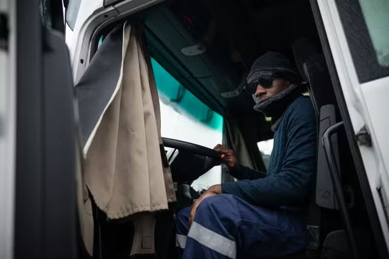 Un camionero ha estado trabajando sin parar desde el 5 de octubre, sin poder bajarse de su camión 1 6c95a3c sirius fs upload 1 smqcyn2ukhx0 1738361729048 bg hl france routier 0700 1