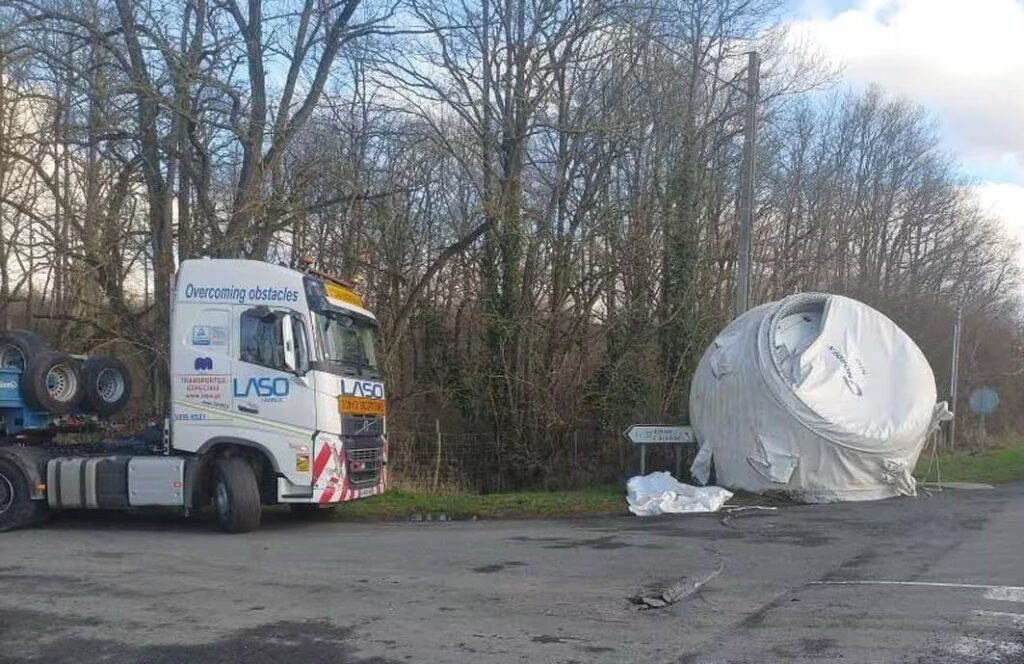 Camión portugués pierde la pieza de 50 tn de un aerogenerador en Francia 3 MjAyNTAyMmNiYTE0YTVhYzg5NmZlZTVhZjdkY2Q1NzczMmQ2NTk 1