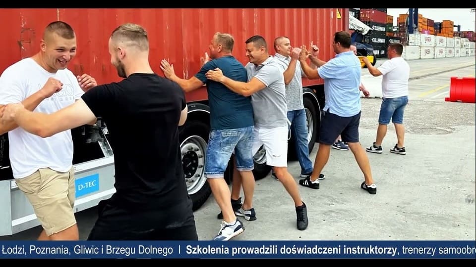 Cien camioneros participaron en un curso de defensa personal en la carretera 2 maxresdefault 1 1 2