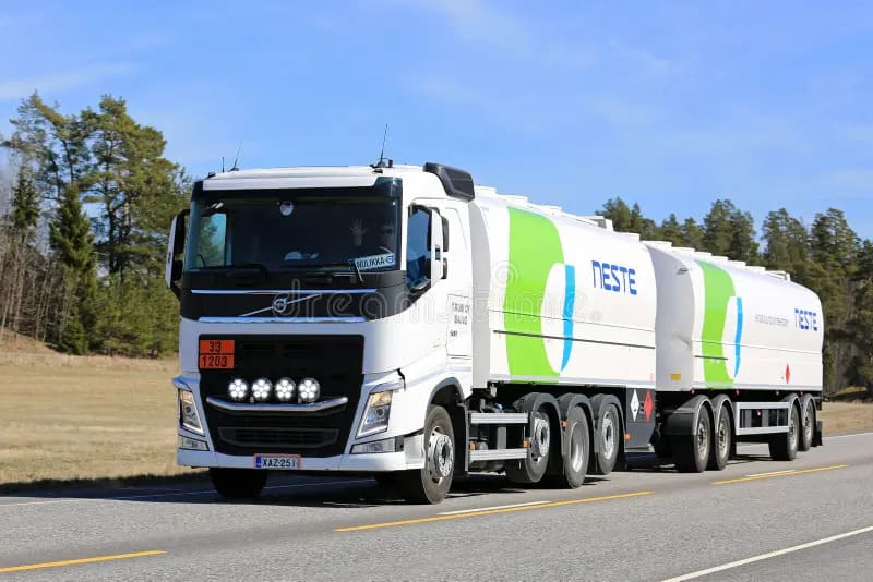 Neste, el fabricante de biocarburantes, planea el despido de 600 personas por malos resultados 1 white volvo fh fuel tanker neste road transport kaarina finland may tank truck 1