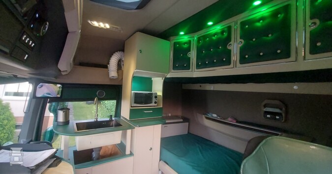 DAF XG+ sin asiento copiloto, pero con amplia cocina con extractor de humos 6 30928 DAF XG interieur met keukenblok